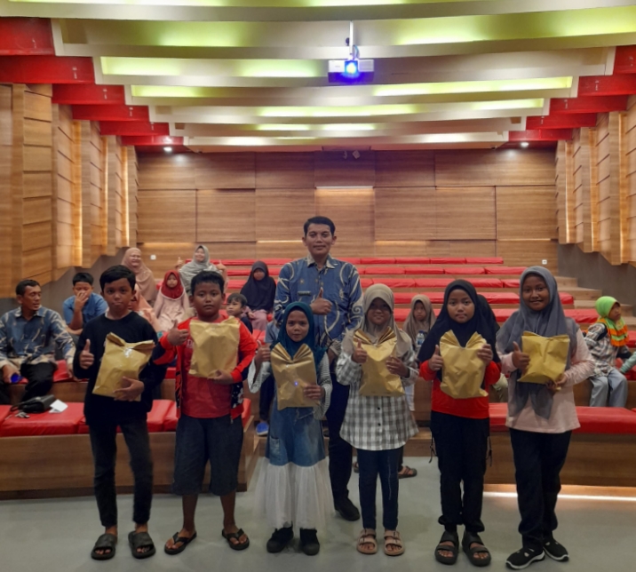 Untuk meningkatkan kunjungan Perpudes Rona Niscala memberikan Doorprize