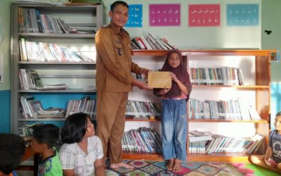 Kades kembali memberikan dorprize kepada pengunjung Perpusdes Rona Niscala